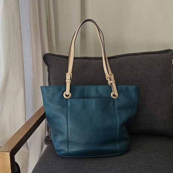 Michael Kors Women Jet Set in Teal Leather Zip Tote Bag with Logo Charm - Picture 7 of 14